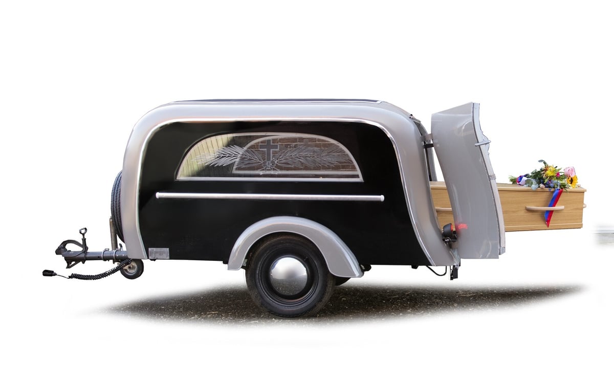 Een vintage rouwcaravan als rouwvervoer