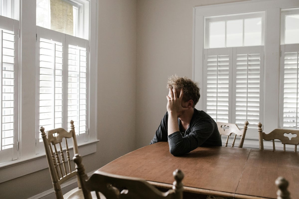 Iemand met dementie vertellen over een overlijden: hoe doe je dat met liefde en zorg?