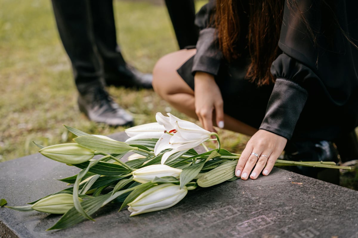 Vrouwen betrapt bij meenemen bloemstuk van een graf, nog geen dag na de uitvaart