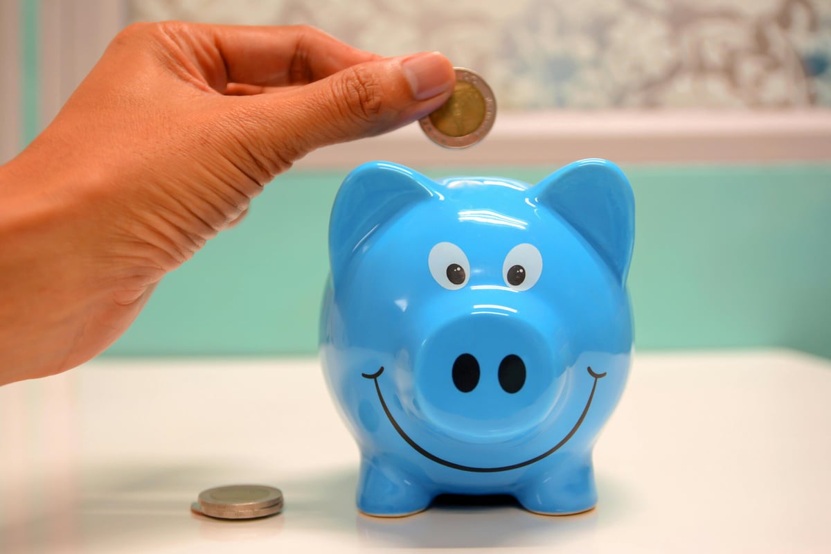 Hoeveel moet je per maand sparen om 10.000 euro op te bouwen zonder uitvaartverzekering?
