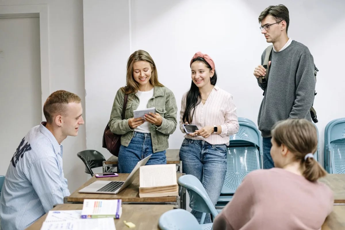 Studenten die hun studie afmaken en de toekomst tegemoet gaan.