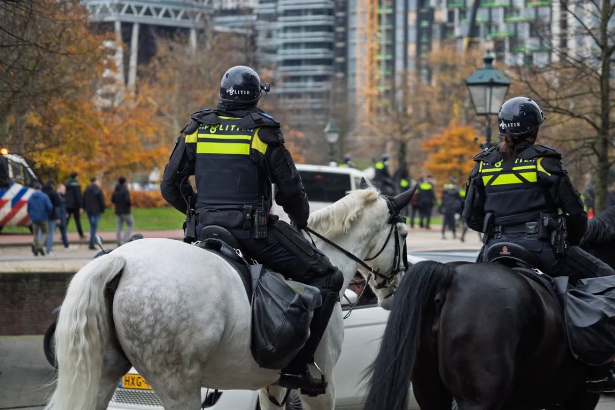 Politie zoekt nabestaanden van overleden persoon nadat dodelijke pillen zijn aangetroffen in hun woning.
