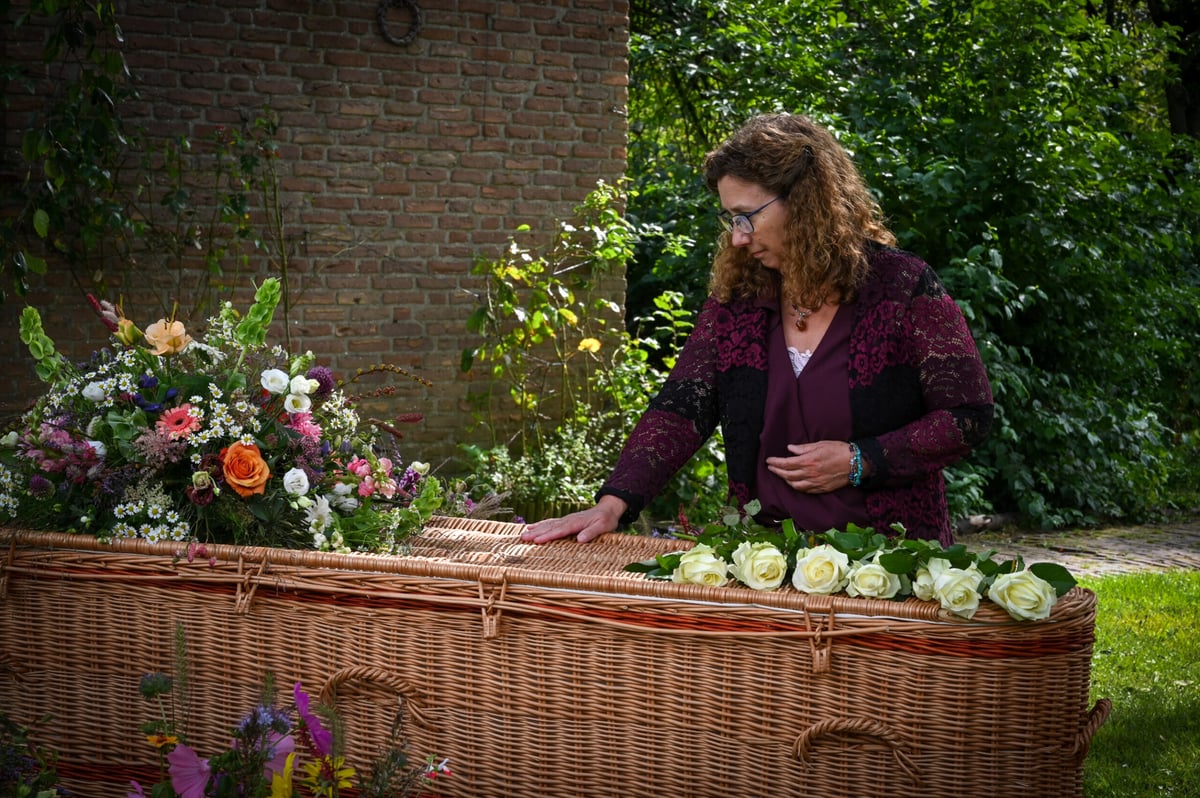 Uitvaart Inside - "Gasten knuffelen"