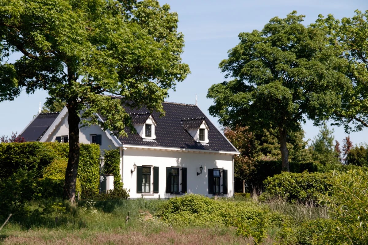 een huis in een rustige straat