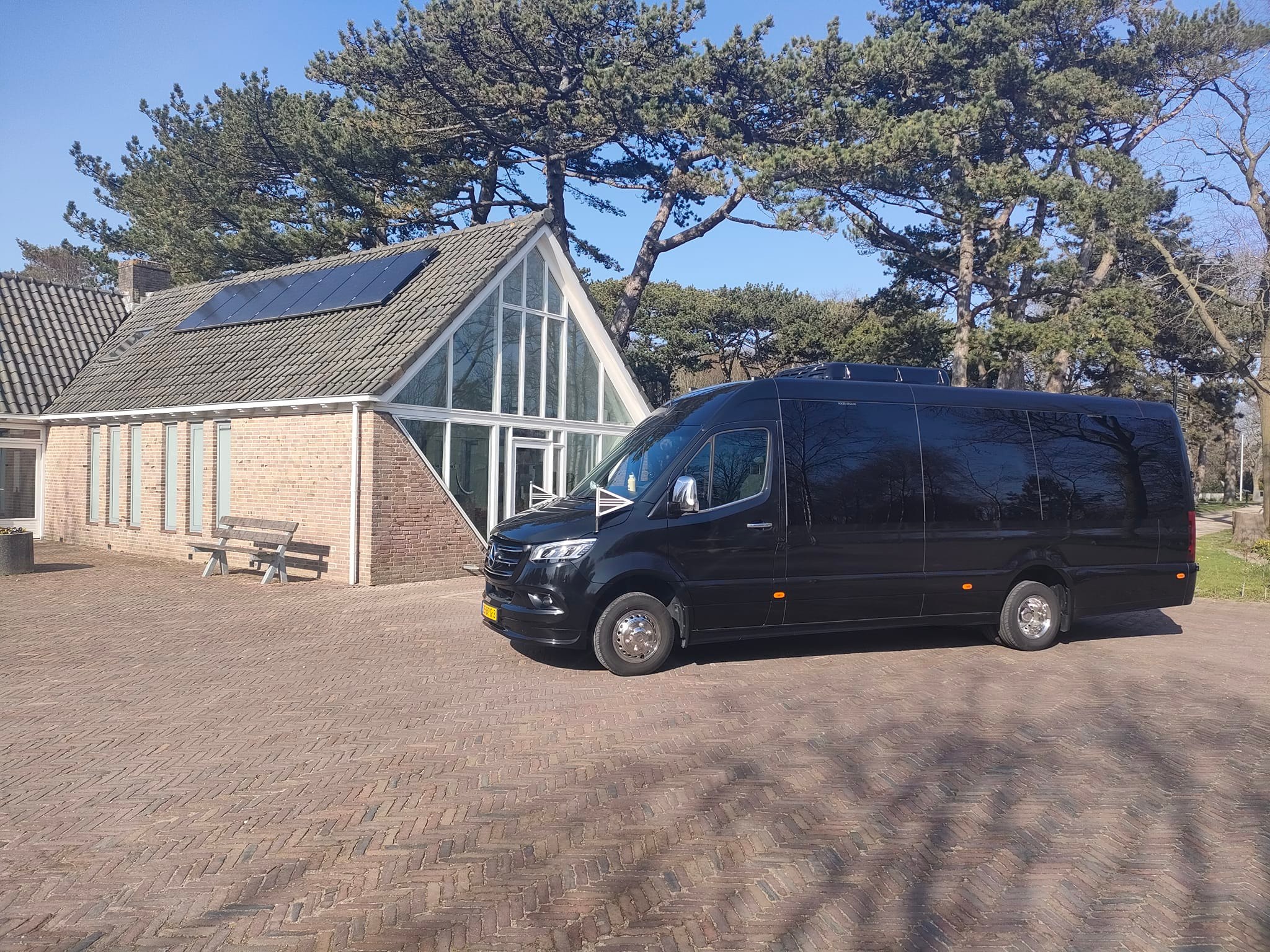 Uitvaartbus huren: alles wat je moet weten voor een respectvol en persoonlijk afscheid