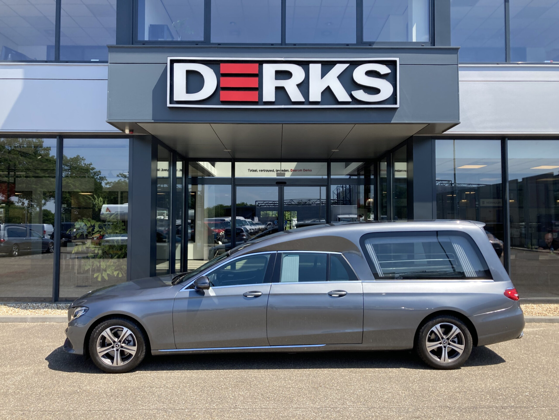 Derks Uitvaartmobiliteit (The Hearse & Limo Company)